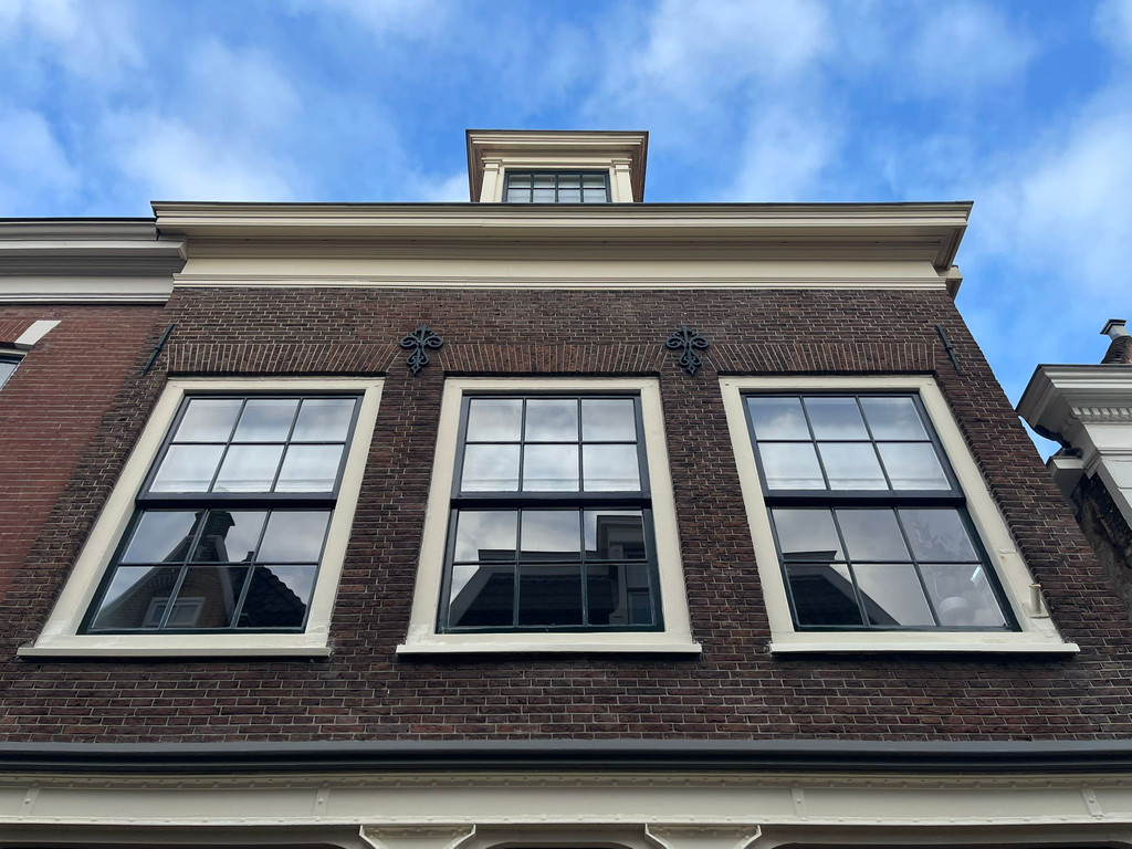 Verticaal schuivend voorzetraam